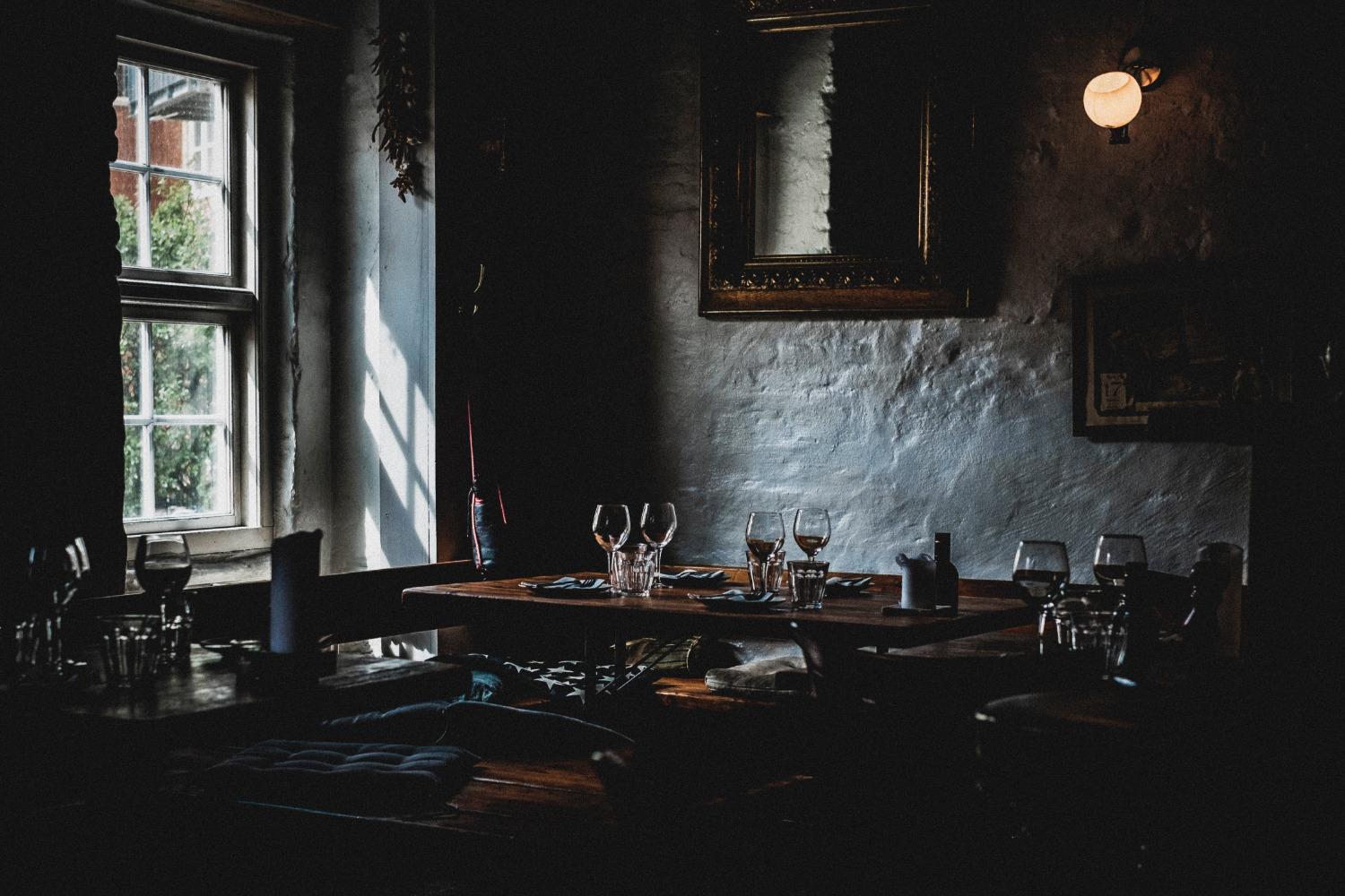 A window-side table set at a tavern
