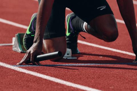 A relay sprinter prepares to race